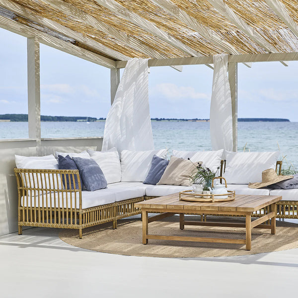 Maggie exterior lounge