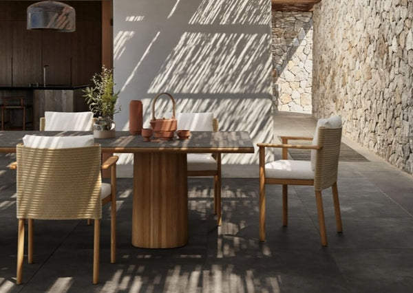 Giro dining table