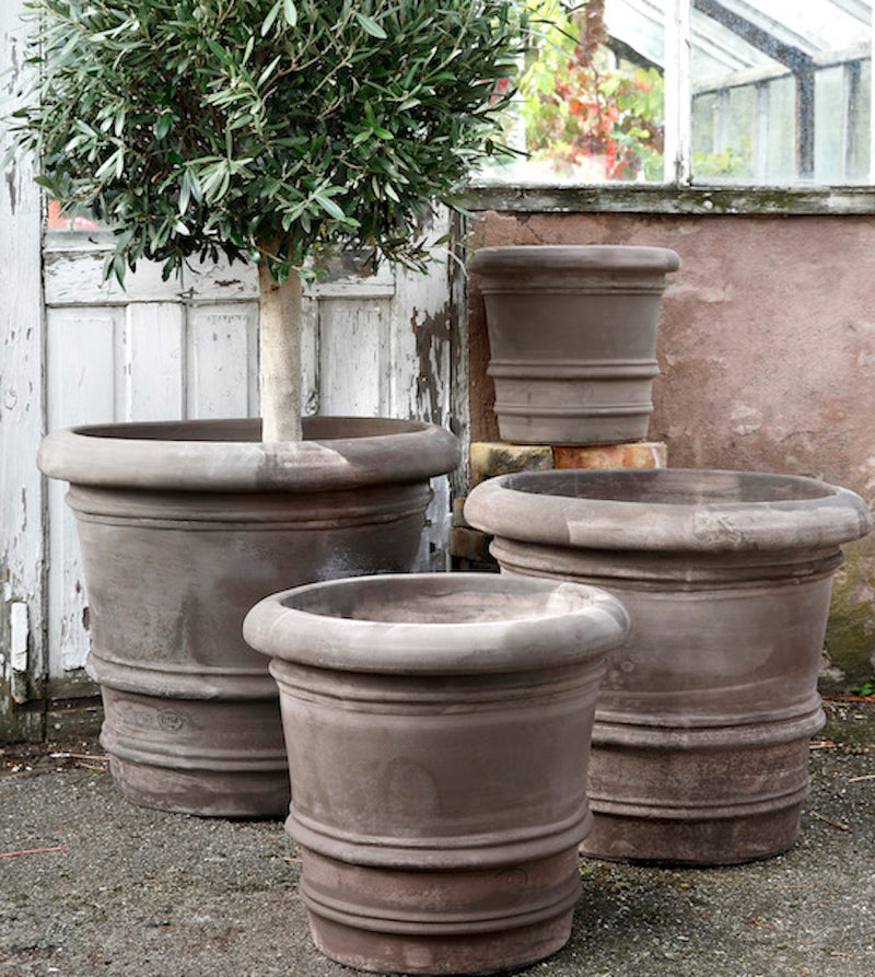 Bergs_Classic_toscana_festonato_graa_samling_krukker_oliventrae(1)