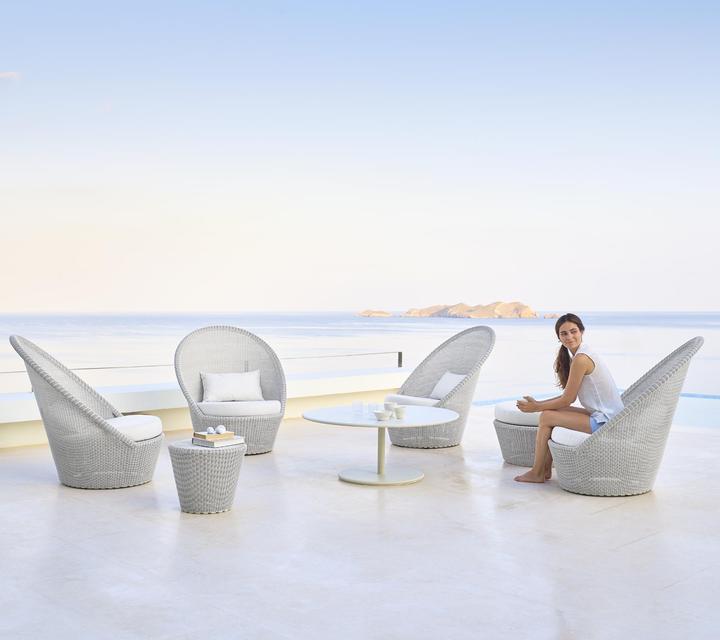 Kingston_0013_Kingston_sunchair_white-grey_model2_f7_1571336099_1e6ffb18-6e8c-46f7-a390-6b85849cf8f1_720x