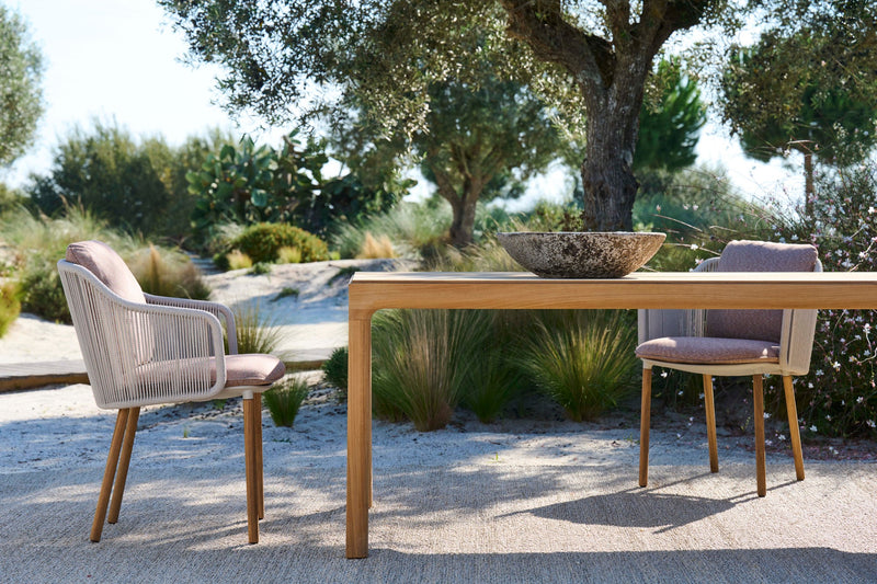 Illum dining table