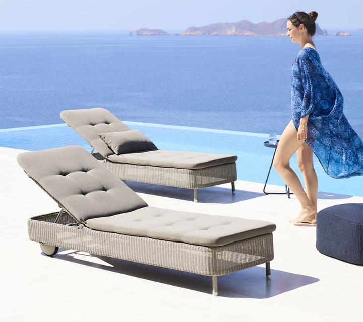 Presley_0000_Presley_sunbed_taupe_On-the-move_table_model_1_f7_f7_2_1571336102_720x